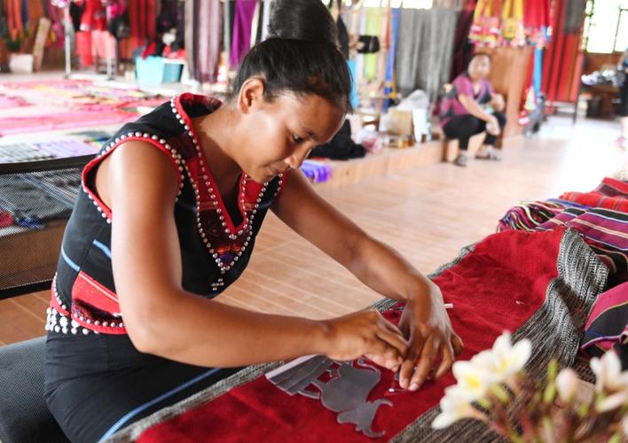 特色,主要以手工纺织为主,包括民族服饰,披肩,毯子等,产品远销国内外